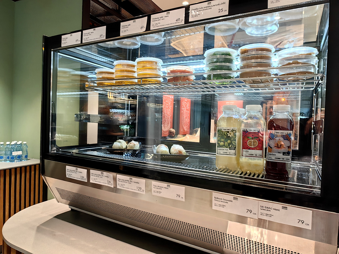 I na pražském letišti je možné se najíst poměrně levně. Lákadlem je místní jídelna, fastfoody i plzeňská restaurace