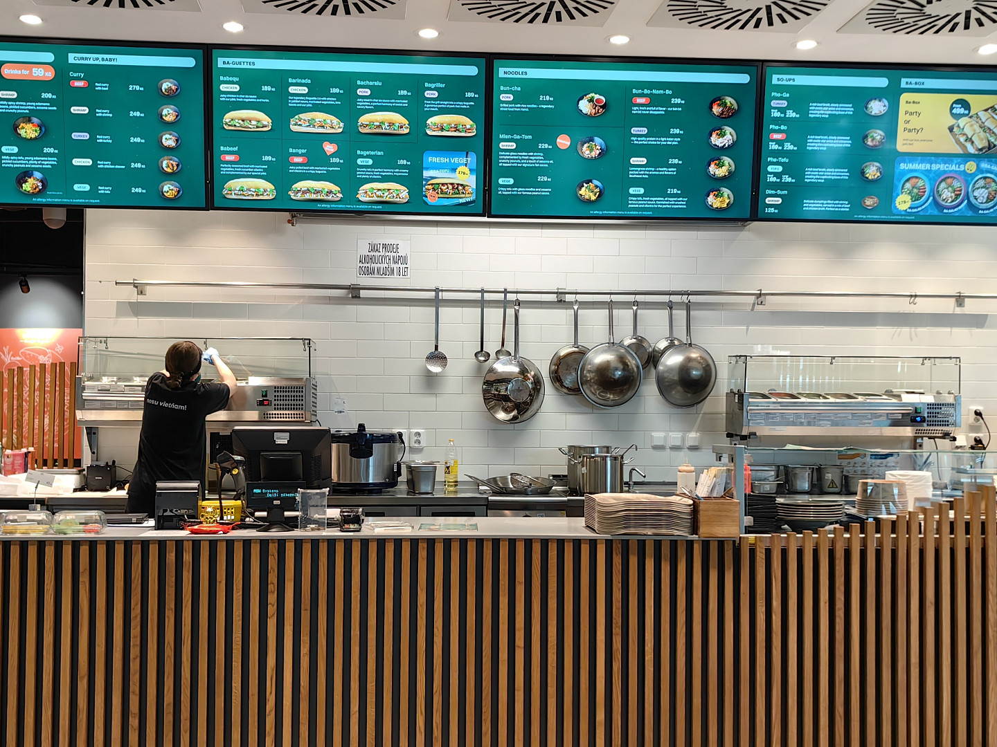 I na pražském letišti je možné se najíst poměrně levně. Lákadlem je místní jídelna, fastfoody i plzeňská restaurace
