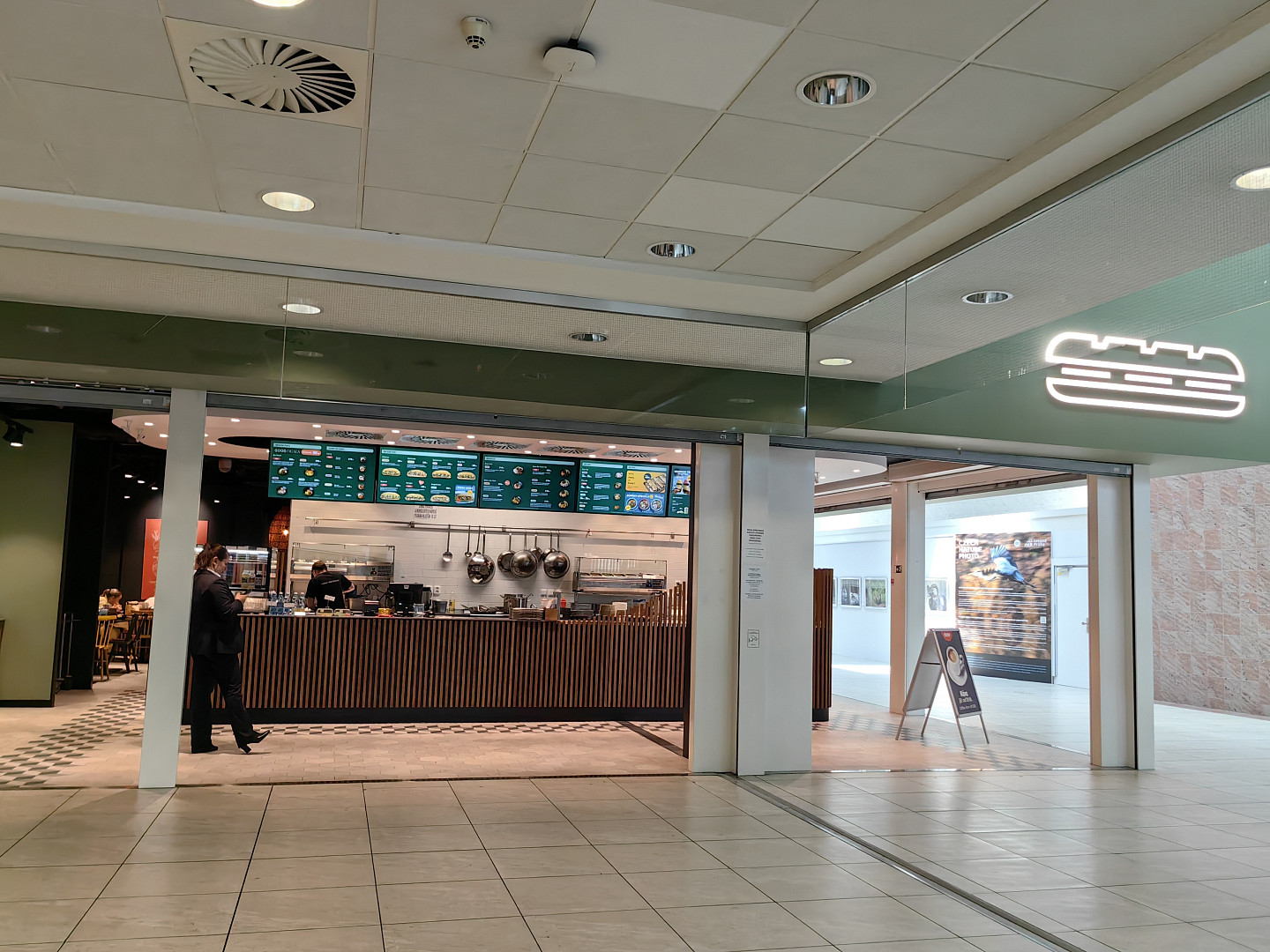 I na pražském letišti je možné se najíst poměrně levně. Lákadlem je místní jídelna, fastfoody i plzeňská restaurace