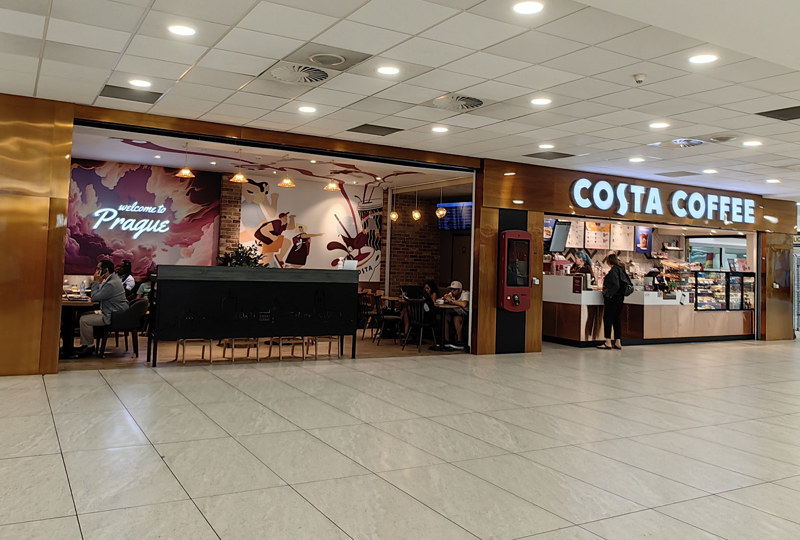 I na pražském letišti je možné se najíst poměrně levně. Lákadlem je místní jídelna, fastfoody i plzeňská restaurace