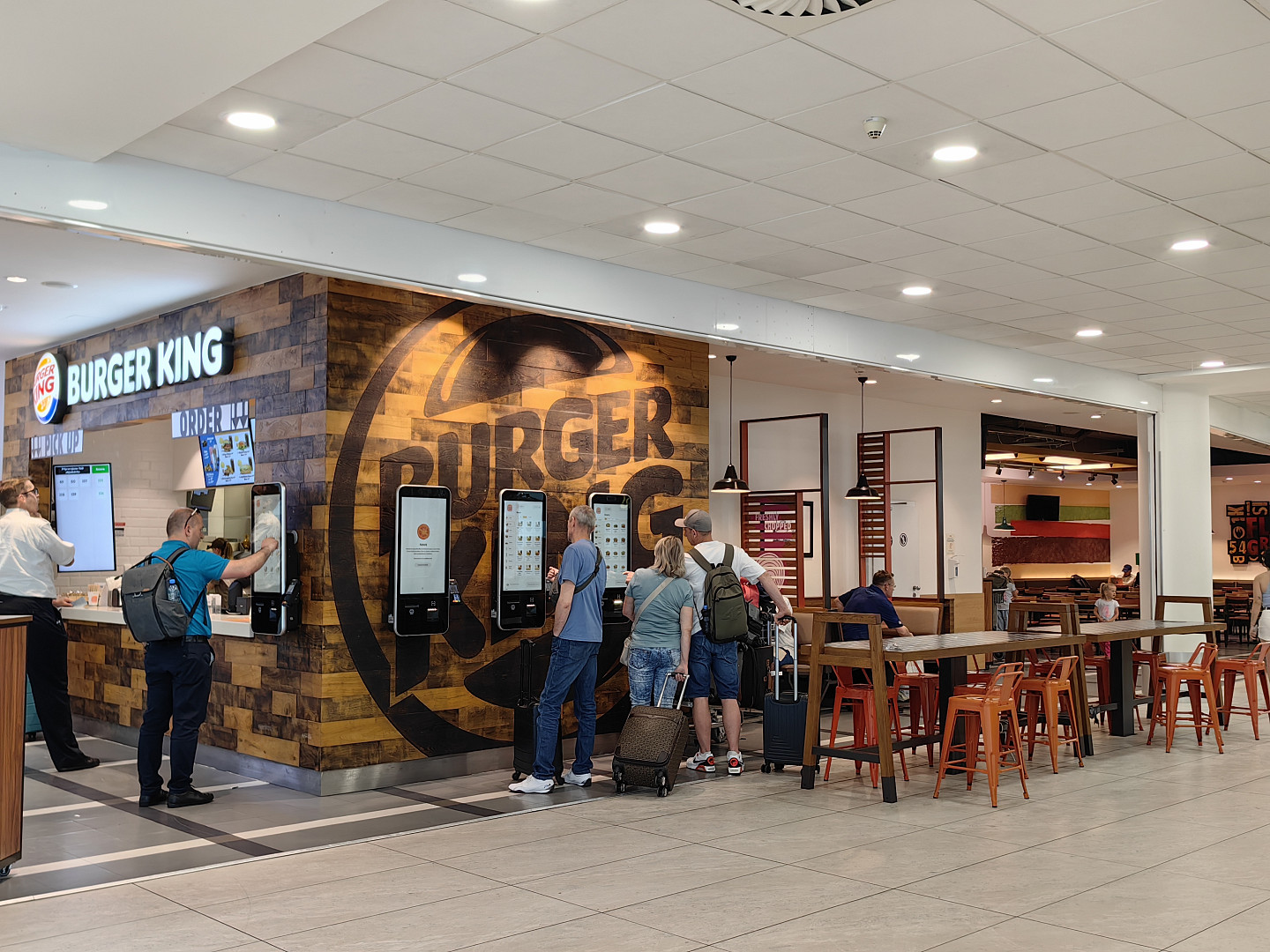 I na pražském letišti je možné se najíst poměrně levně. Lákadlem je místní jídelna, fastfoody i plzeňská restaurace