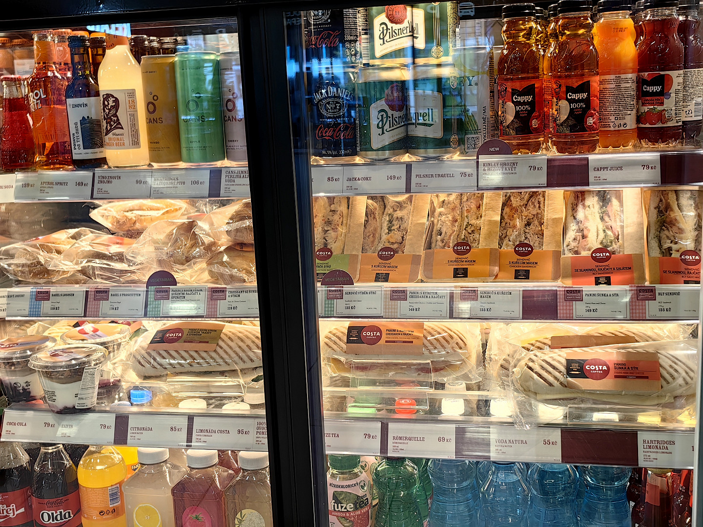 I na pražském letišti je možné se najíst poměrně levně. Lákadlem je místní jídelna, fastfoody i plzeňská restaurace