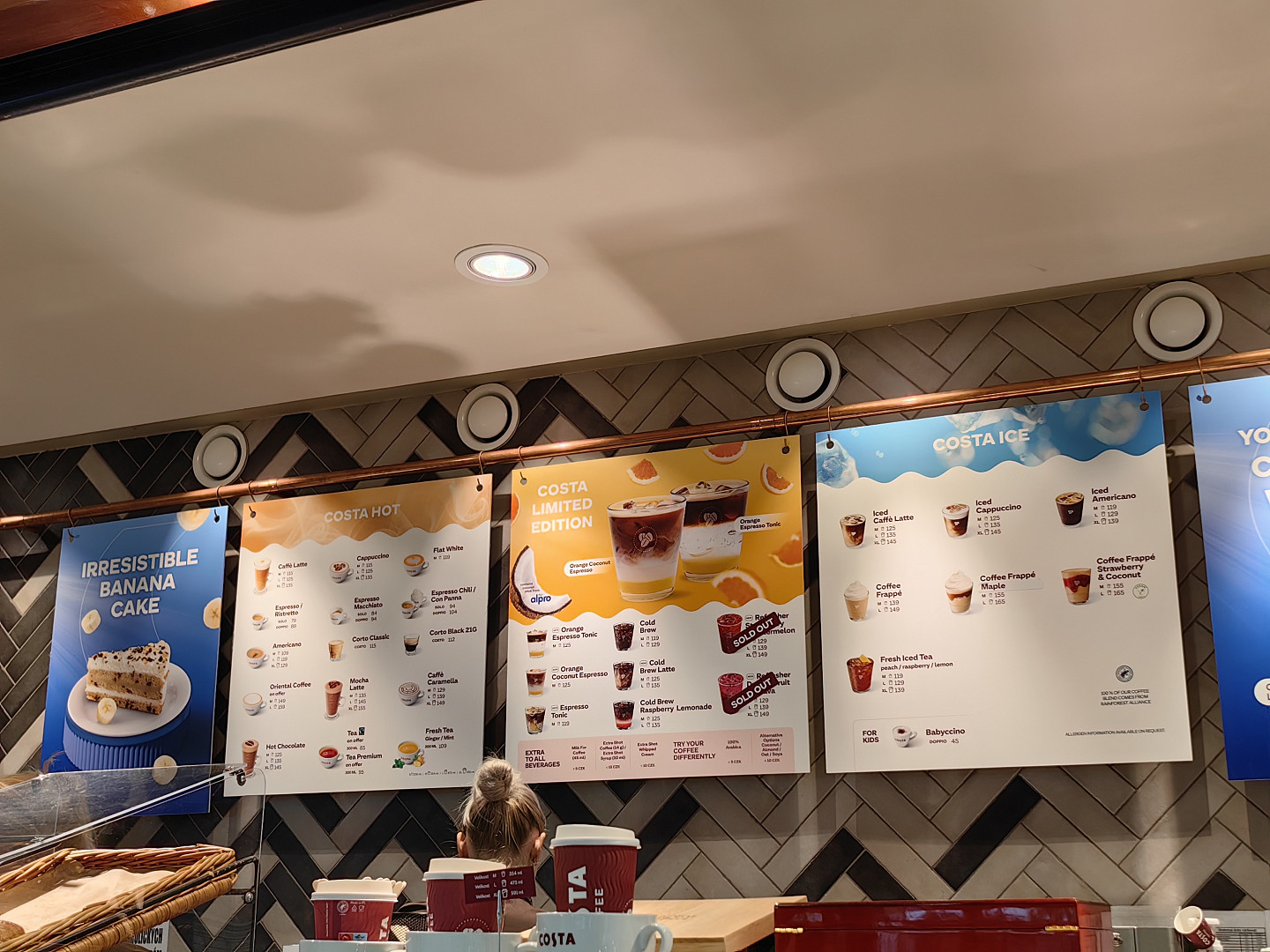 I na pražském letišti je možné se najíst poměrně levně. Lákadlem je místní jídelna, fastfoody i plzeňská restaurace