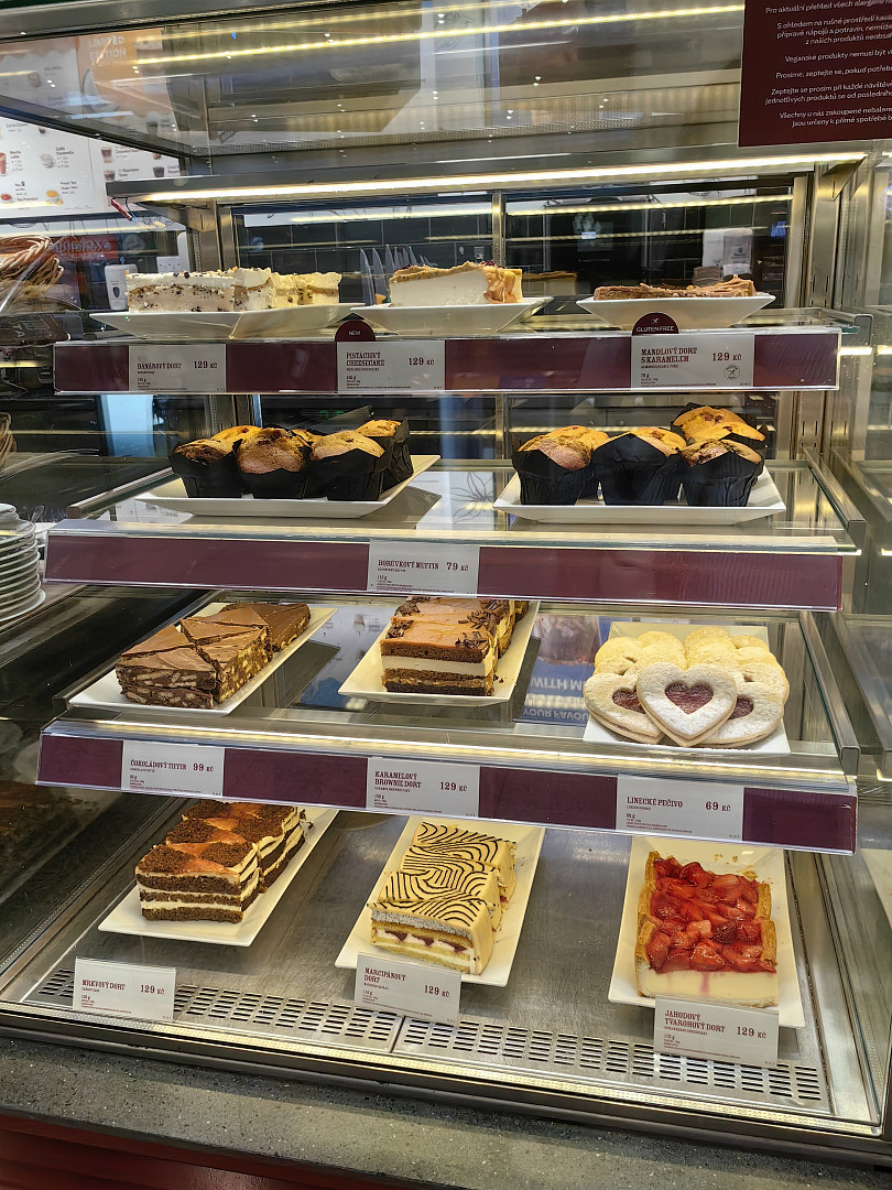 I na pražském letišti je možné se najíst poměrně levně. Lákadlem je místní jídelna, fastfoody i plzeňská restaurace