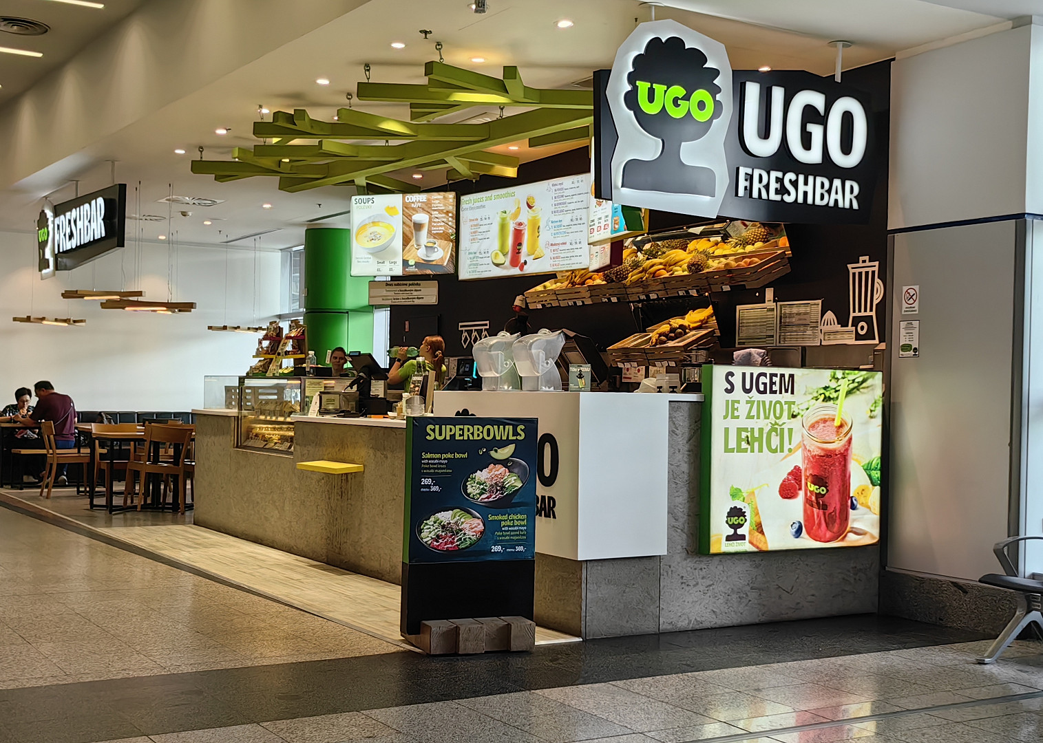 I na pražském letišti je možné se najíst poměrně levně. Lákadlem je místní jídelna, fastfoody i plzeňská restaurace