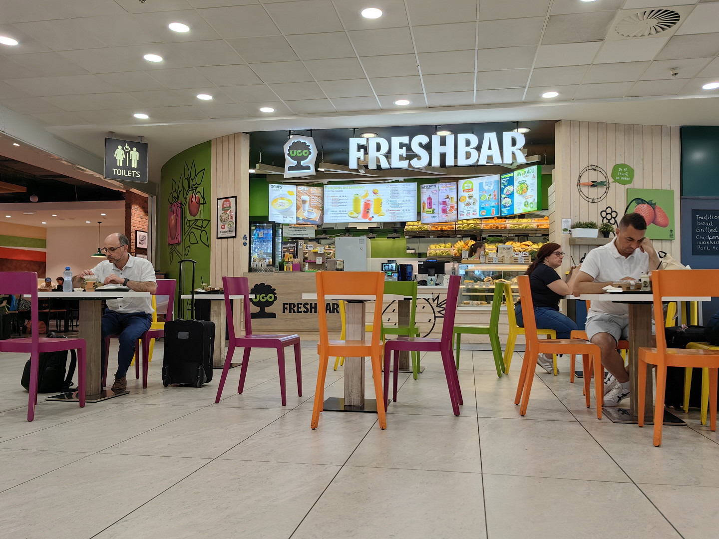 I na pražském letišti je možné se najíst poměrně levně. Lákadlem je místní jídelna, fastfoody i plzeňská restaurace