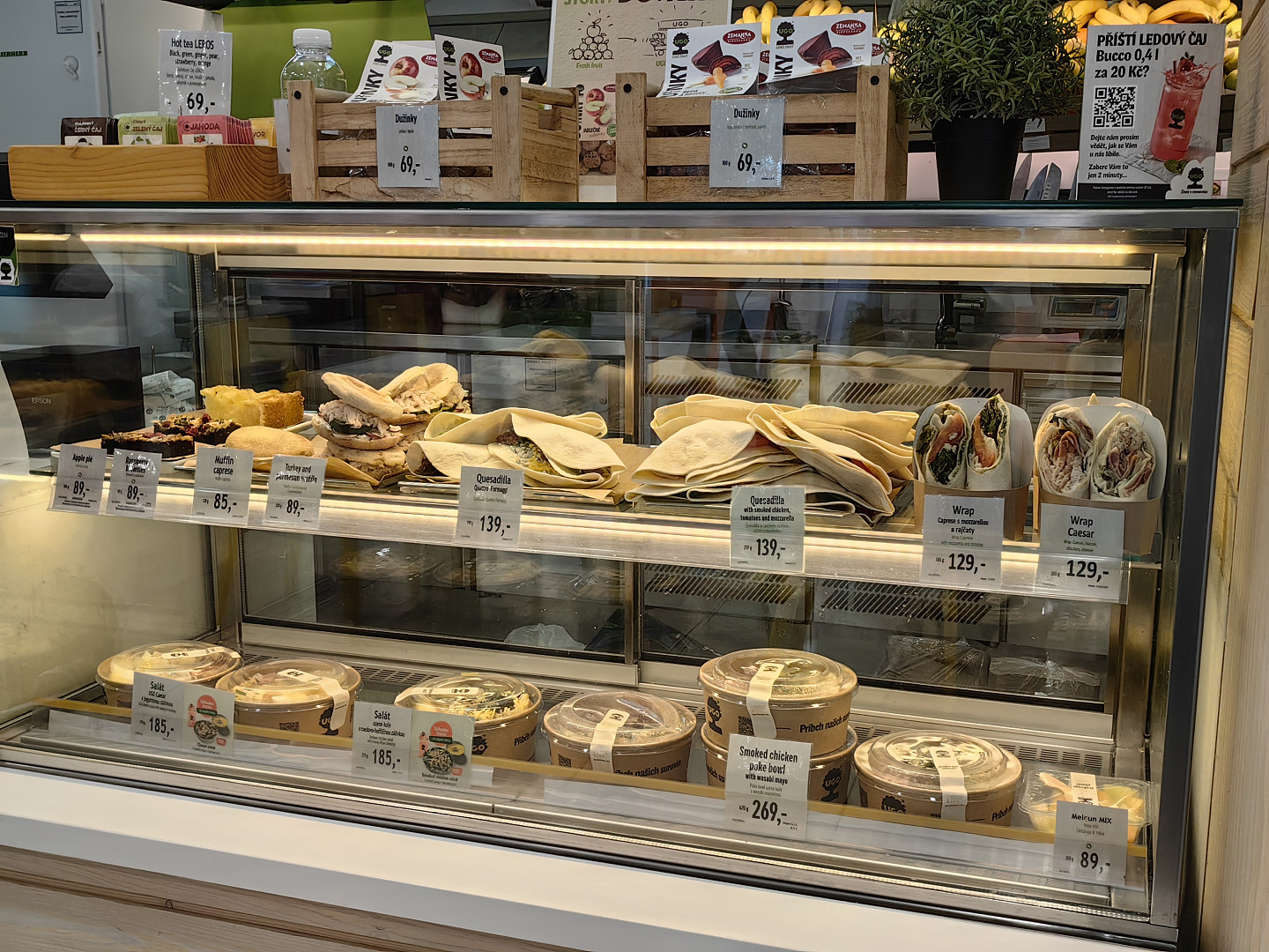 I na pražském letišti je možné se najíst poměrně levně. Lákadlem je místní jídelna, fastfoody i plzeňská restaurace
