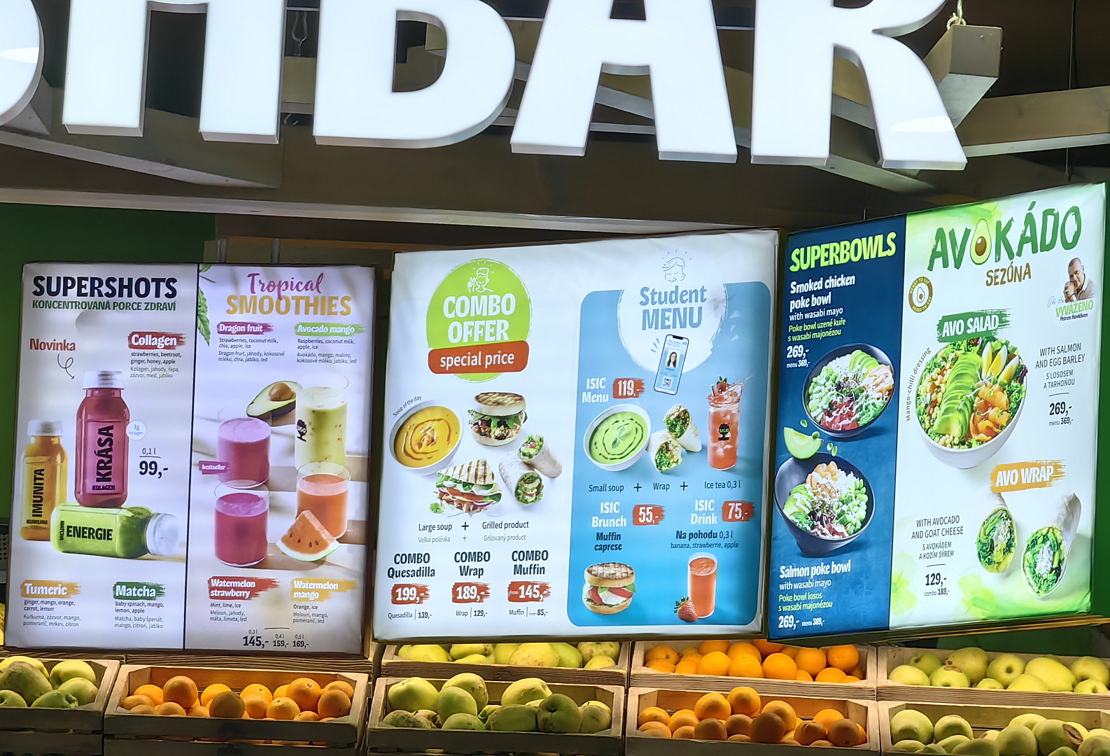 I na pražském letišti je možné se najíst poměrně levně. Lákadlem je místní jídelna, fastfoody i plzeňská restaurace