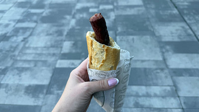 Křupavá bagetka, masitý párek, to vše za 49 korun. Zdroj: Toprecepty