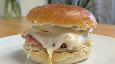 Chickenburger broskev, šunka, sýr Zdroj: se souhlasem Tady svačinář