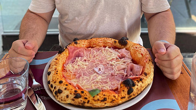 Pizza je častým pokrmem, který Grigory ochutnává. Zdroj: se souhlasem Grigoryho Makariana