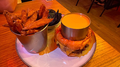 Smash burger s čedarovou omáčkou a batátovými hranolkami. Zdroj: Toprecepty
