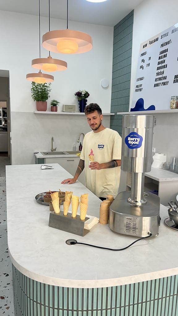 Nejzajímavější točené zmrzliny v Praze? Zmrzka jako borůvkový koláč s drobenkou nebo medový karamel nás nadchly!