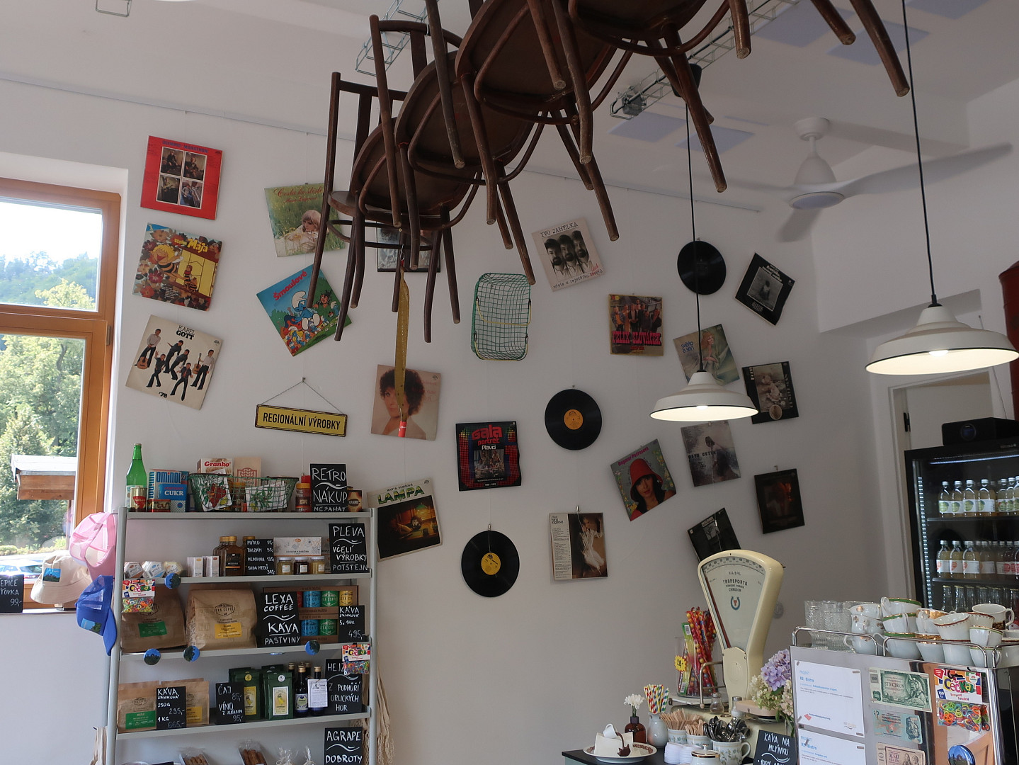 Malé retro bistro v Potštejně nabízí vlašák v rohlíku: O víkendu prodáme i 150 kusů denně, jde to na dračku, říká majitel