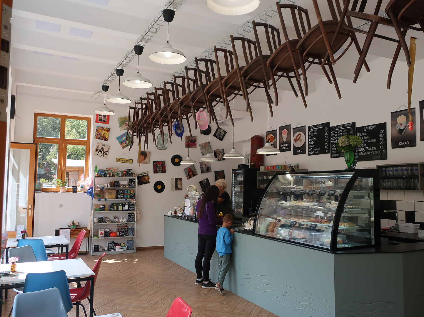 Malé retro bistro v Potštejně nabízí vlašák v rohlíku: O víkendu prodáme i 150 kusů denně, jde to na dračku, říká majitel