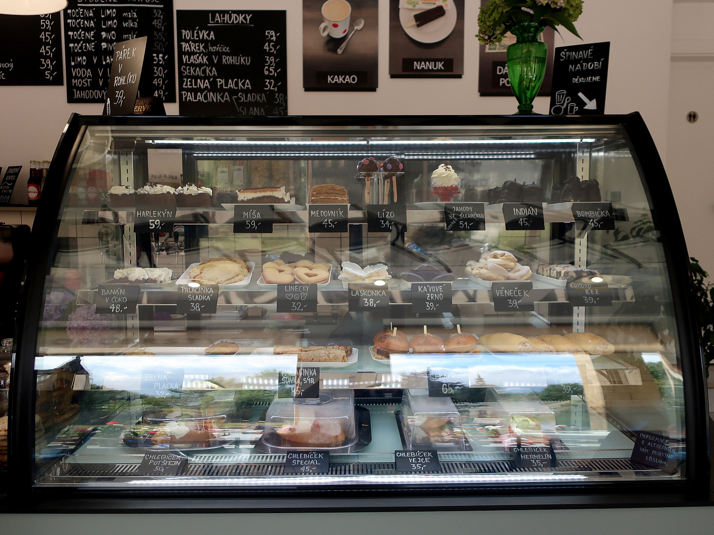 Malé retro bistro v Potštejně nabízí vlašák v rohlíku: O víkendu prodáme i 150 kusů denně, jde to na dračku, říká majitel