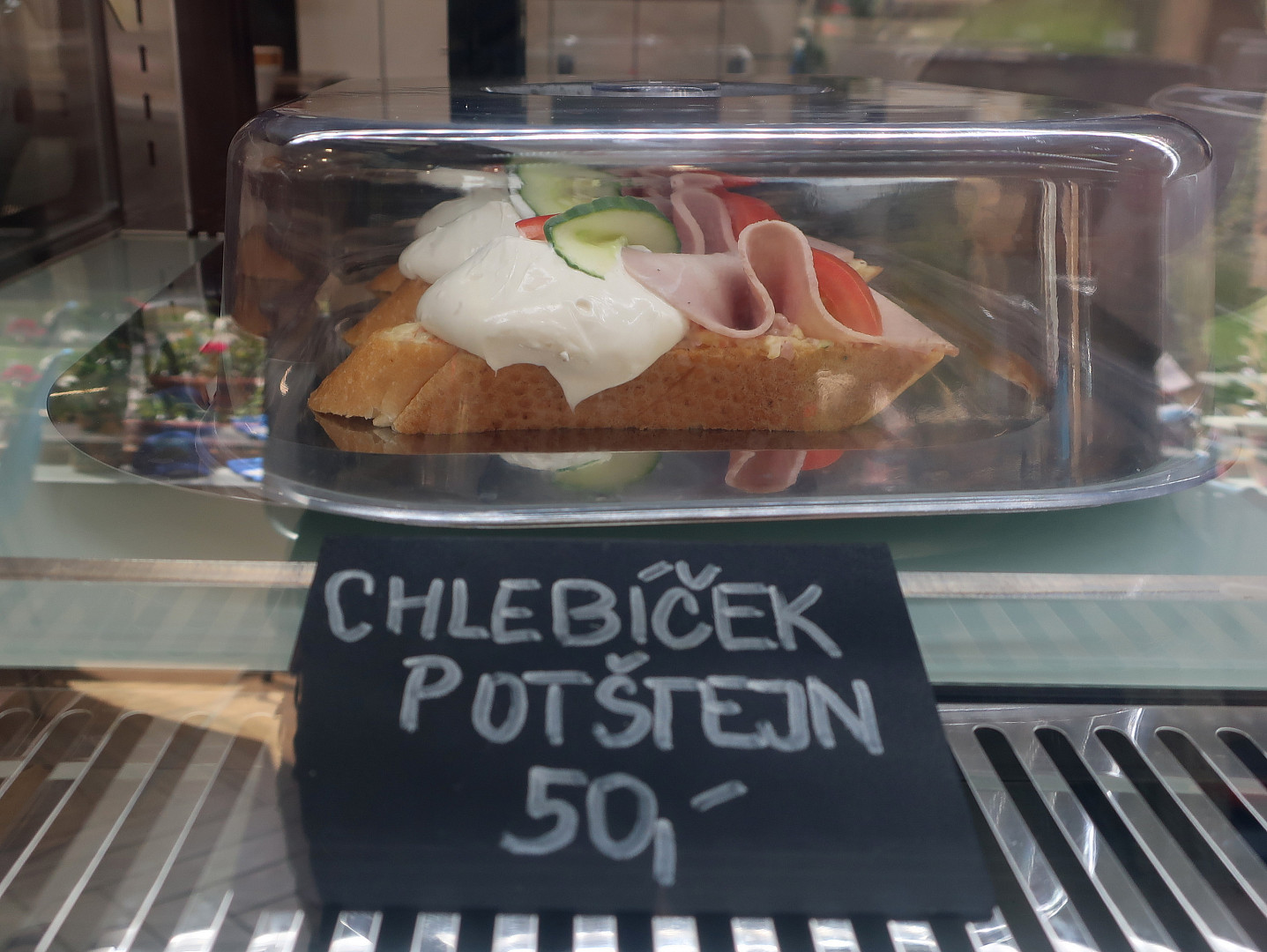 Malé retro bistro v Potštejně nabízí vlašák v rohlíku: O víkendu prodáme i 150 kusů denně, jde to na dračku, říká majitel