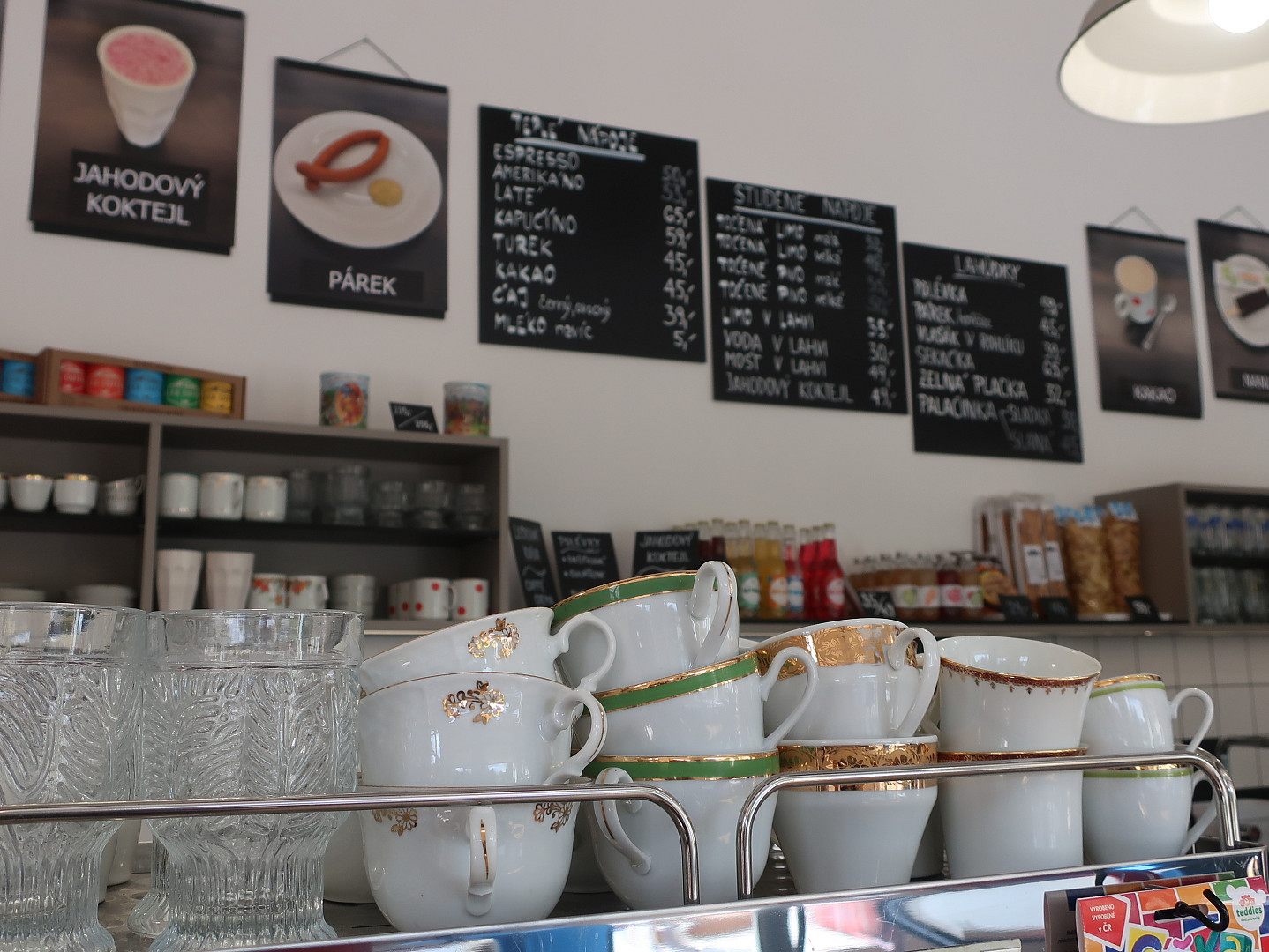 Malé retro bistro v Potštejně nabízí vlašák v rohlíku: O víkendu prodáme i 150 kusů denně, jde to na dračku, říká majitel