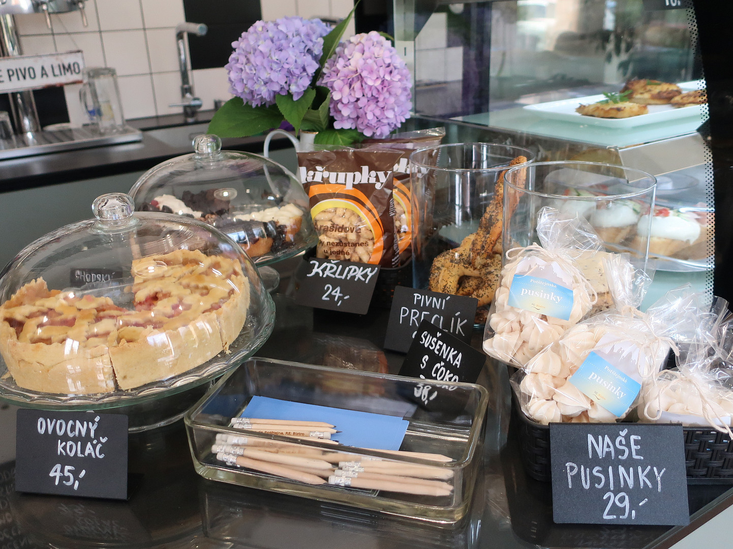 Malé retro bistro v Potštejně nabízí vlašák v rohlíku: O víkendu prodáme i 150 kusů denně, jde to na dračku, říká majitel