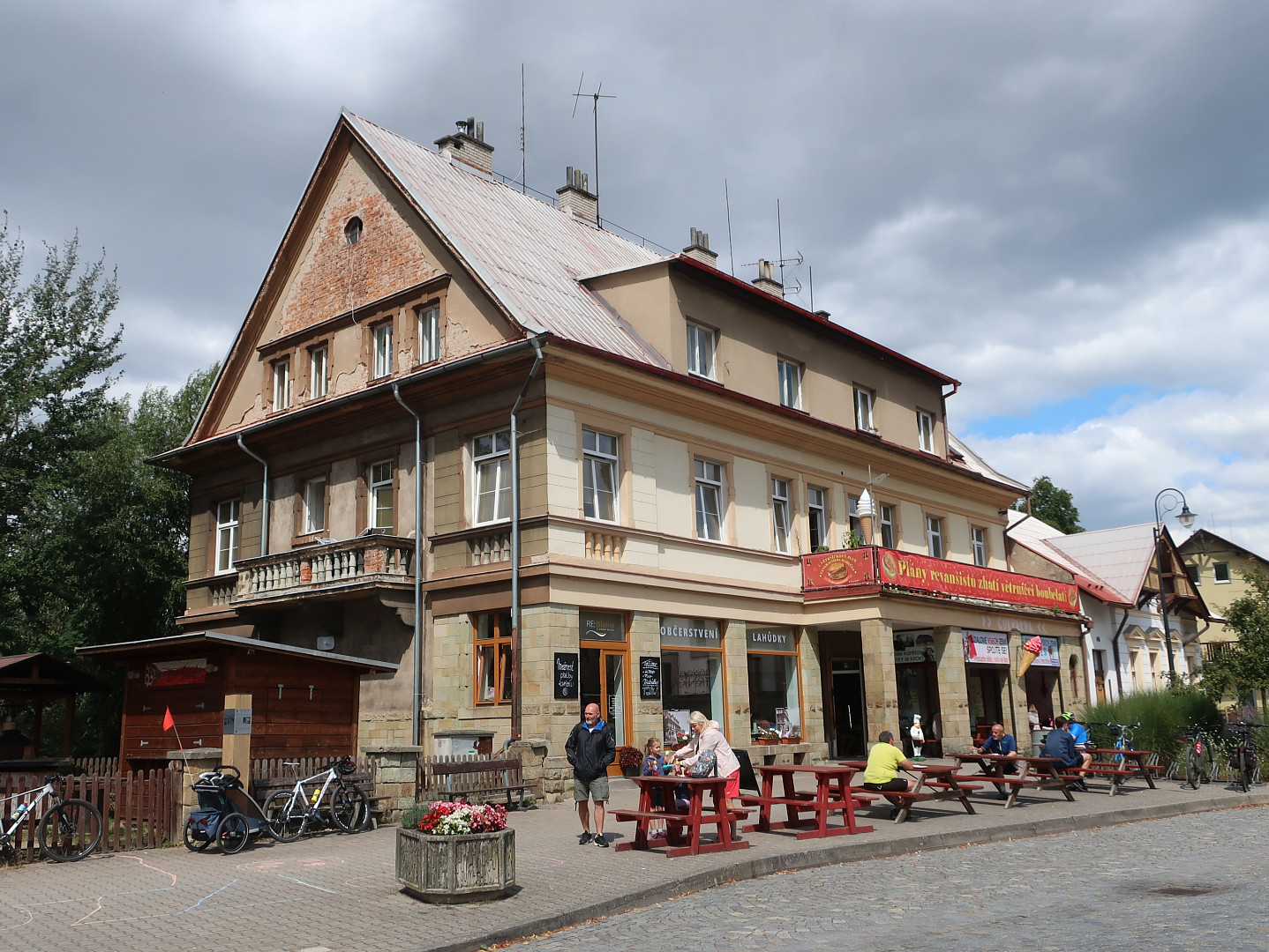 Malé retro bistro v Potštejně nabízí vlašák v rohlíku: O víkendu prodáme i 150 kusů denně, jde to na dračku, říká majitel