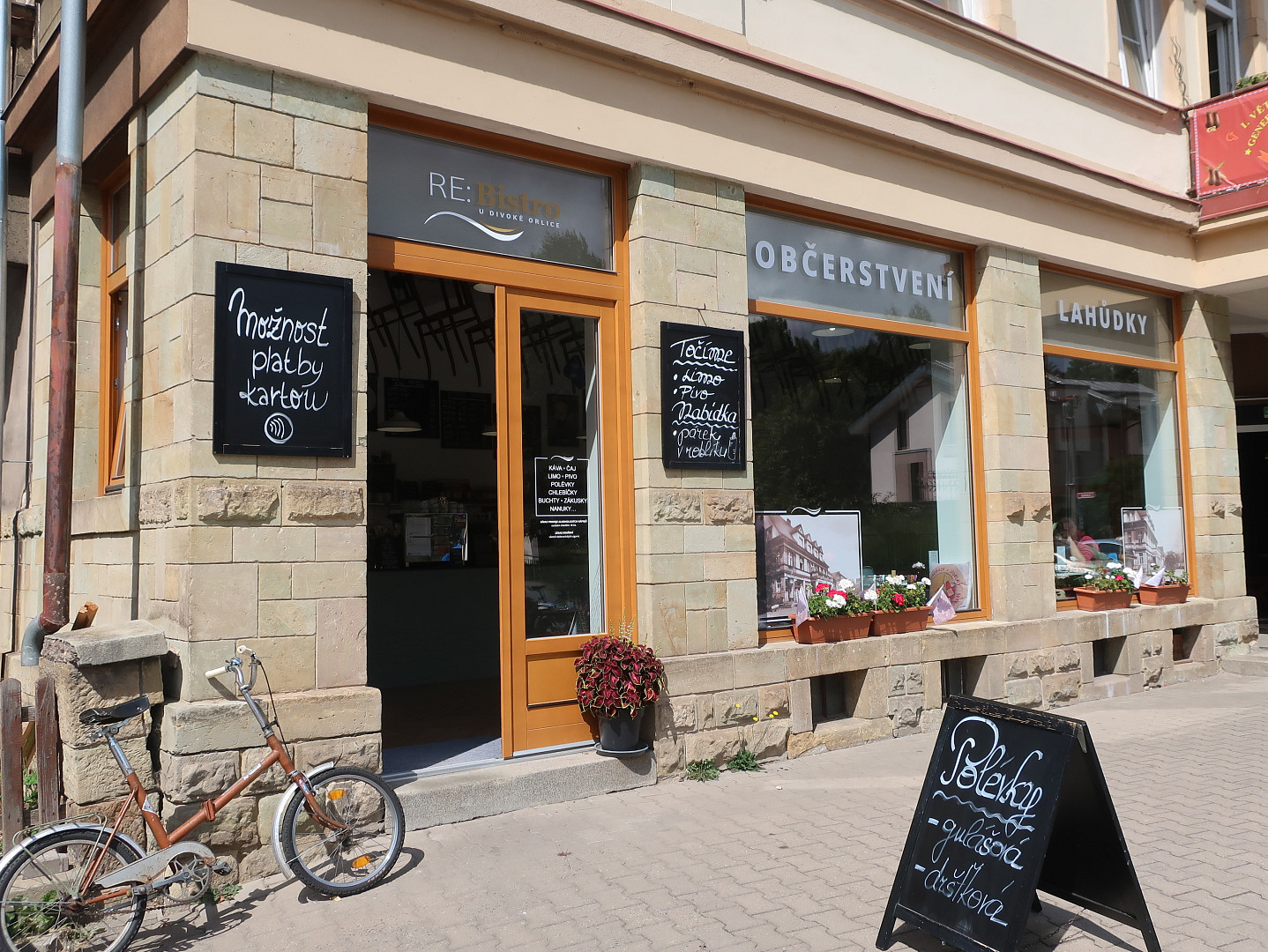 Malé retro bistro v Potštejně nabízí vlašák v rohlíku: O víkendu prodáme i 150 kusů denně, jde to na dračku, říká majitel
