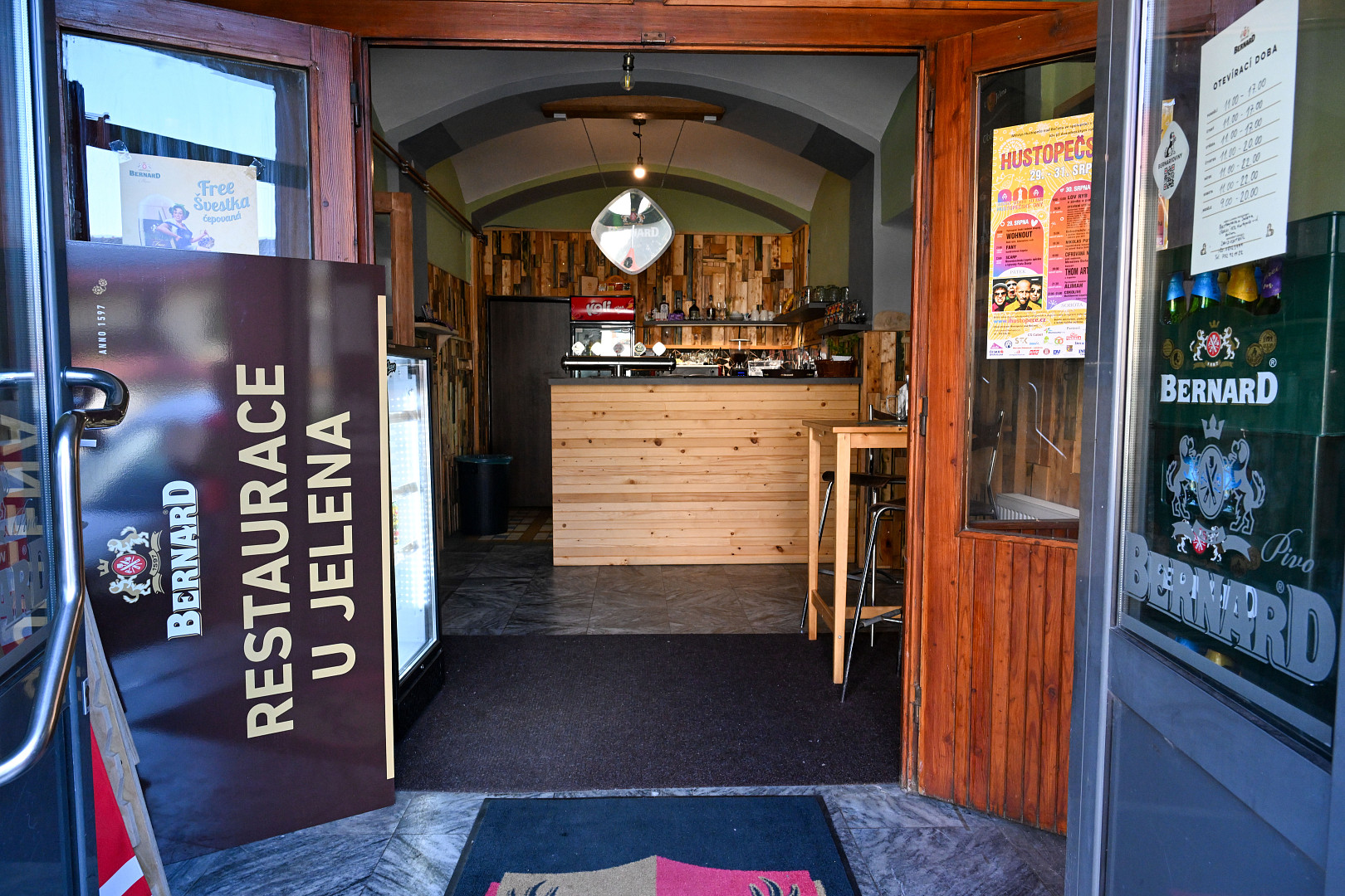 Vydali jsme se otestovat restauraci U Jelena z Pohlreichova Ano, šéfe! Kupované knedlíky opět nenadchly