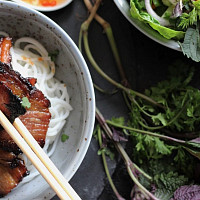 Bún chả - grilovaný vietnamský bůček Zdroj: Toprecepty