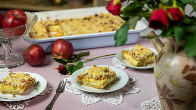 Jablečný koláč s pudinkem a piškoty Zdroj: Toprecepty