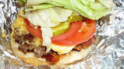Burger z Five Guys Zdroj: Wikimedia Commons, By Bobak Ha'Eri - Own work, CC BY 3.0