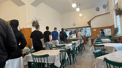 Ihned po otevření se v jídelně tvoří fronta. Zdroj: Vilém Besser, Toprecepty