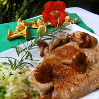 Kotlety na víně s liškami a rozmarýnem Zdroj: Toprecepty