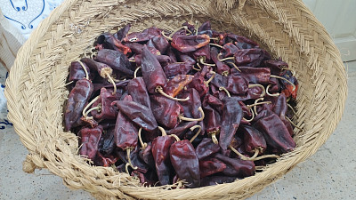 Harissa se vyrábí ze sušených papriček. Zdroj: Hana Malénková, Toprecepty