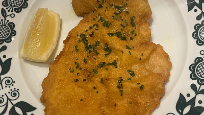 Řízek přes celý talíř vám určitě zachutná. Zdroj: Vilém Besser, Toprecepty