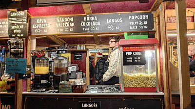 Dát si můžete horký vaječňák i čokoládu. Zdroj: Toprecepty