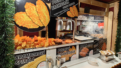 Stánek s bramborovými chuťovkami. Zdroj: Toprecepty