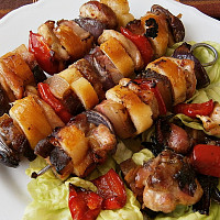 Špíz s uzeným bůčkem a kuřecím masem Zdroj: Toprecepty