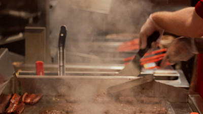 Každá hovězí placka je ručně tvarovaná s ideálním poměrem tuku 80/20, bez konzervantů, hormonů a antibiotik. Zdroj: se souhlasem Five Guys