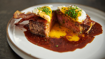 Anglický steak se sázeným vejcem Zdroj: Toprecepty