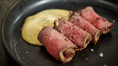 Roastbeef s béarnskou omáčkou Zdroj: Toprecepty