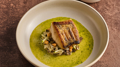 Pečený candát se zadělávanými telecími plíčky, salátem z fenyklu a jablek. Zalitý okurkovou omáčkou s koprovým olejem. Na straně servírovaná brioška s křenovou sedlinou a tartarem z candáta. Zdroj: se souhlasem restaurace 420