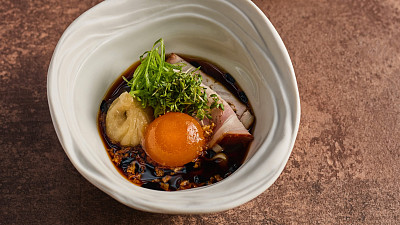 Vývar z kohouta s nudlemi, žloutkem, knedlíčkem s trhaným masem a zauzený kohout s lalokem. Zdroj: se souhlasem restaurace 420