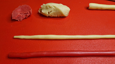 Těsto rozdělte na poloviny a jednu z nich obarvěte načerveno. Zdroj: Šárka Adámková