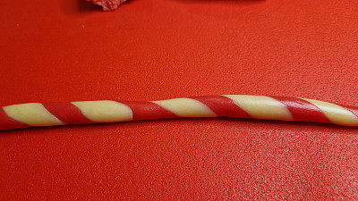 Po zamotání hotový pruh ještě lehce poválejte. Zdroj: Šárka Adámková