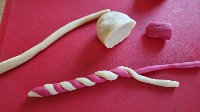 Z těsta vyválejte dva pruhy a ty pak zamotejte do sebe. Zdroj: Šárka Adámková