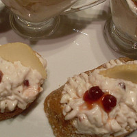 Česneková pomazánka s brusinkami Zdroj: Toprecepty