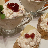 Česneková pomazánka s brusinkami Zdroj: Toprecepty