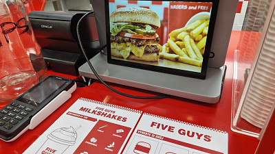Ve Five Guys si můžete sami poskládat burger, hot dog i sendvič. Zdroj: Toprecepty