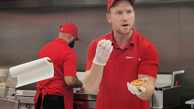 Odhalili nám, jak připravují své vyhlášené burgery. Zdroj: Toprecepty