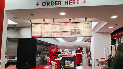 Ve Five Guys si můžete sami poskládat burger, hot dog i sendvič. Zdroj: Toprecepty