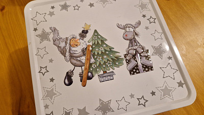 Plechová krabice s vánočními motivy je na cukroví skvělá. Zdroj: Zdroj: Toprecepty.cz